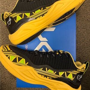 Q4 LG9-III - Stylish Black and Yellow Sneakers